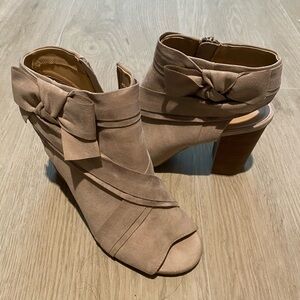 NWOT Beige Suede LC Lauren Conrad Heel